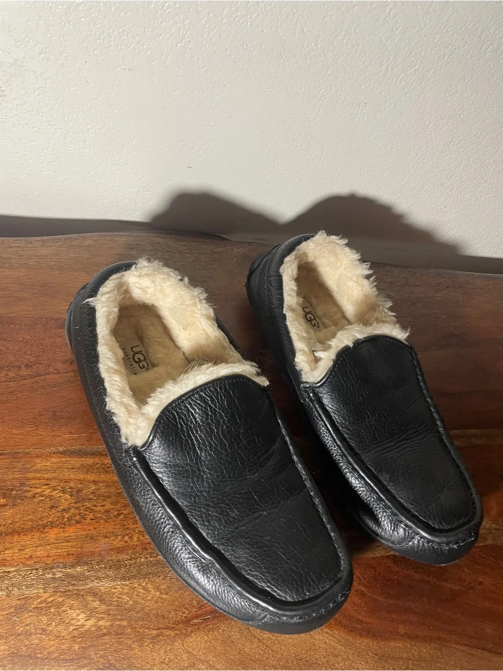 UGG Ascot 5379B Black Leather Shearling Slippers Men’s Size 8